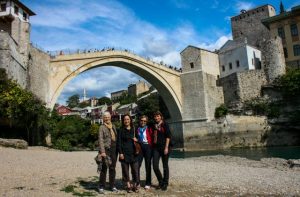 Her står vi foran broen i Mostar, vi fire damene som neste dag reiste videre med toget til Sarajevo.