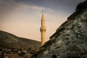 Utsikt til minareten ved hotellet vårt i gamlebyen i Mostar.