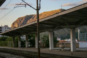 Tidlig morgen på jernbanestasjonen i Mostar, Bosnia.