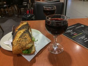 På en stille cafe på Gare de Austerlitz gjør vi det en bør gjøre en kveld i Paris, vi spiser fransk mat og drikker fransk vin.