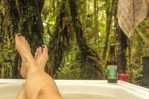 Perfekt avslutning av en fin togferie på New Zealand: Et badekar i regnskogen i Hokitika./The perfect way to end a rail journey in New Zealand: A bathtub in the rainforest, Hokitika.