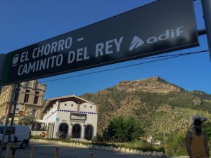For at ingen skal være i tvil: Jernbanestasjonen i bittelille El Chorro har fått navn etter den nye turistattraksjonen, Caminito del Rey.