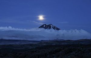 Første kvelden på togturen vår gjennom New Zealand overnatter vi i Tongariro nasjonalpark og får se fullmånen over selveste "Mount Doom" som vi kjenner fra Ringenes herre-filmene.