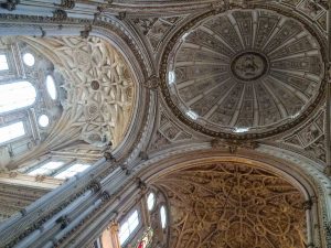 Taket inne i katedraldelen av moske-katedralen Mezquita i Cordoba.
