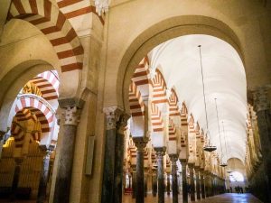 Inne i Mezquita, moske-katedralen i Cordoba