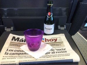 Musserende i glasset om bord på hurtigtog fra Barcelona til Malaga.