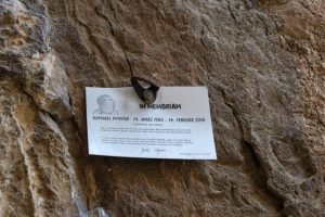 Langs Caminito del Rey finner vi små minnetavler som forteller om klatrere som ikke overlevde turen.