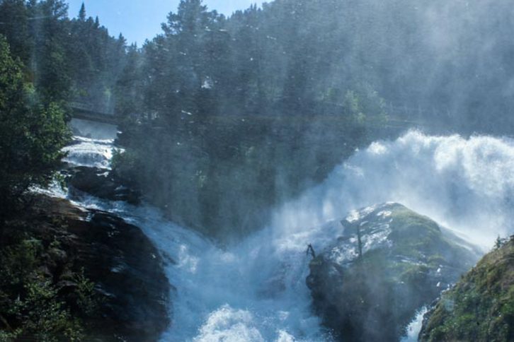 Det er nesten så du får Vermafossen i fanget når du kjører med Raumabanen.