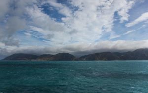 Her krysser vi Cook Strait med ferje. En fin start på turen fra Wellington til Christchurch på New Zealand./Crossing Cook Strait by ferry on our journey from Wellington to Christchurch.