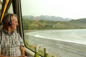 Bildet er tatt på toget Coastal Pacific, langs østkysten av sørøya på New Zealand. Vi har Marlborough i glasset og vindistriktet med samme navn ligger bak oss.