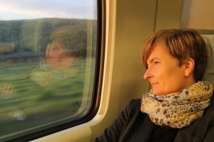 Her på Togbloggen handler det om å reise langs bakken, nær folk og landskap. Fotoet viser Sigrid Elsrud, togblogger.
