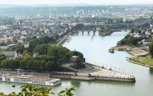 Deutsches Eck i Koblenz, der Mosel møter Rhinen.