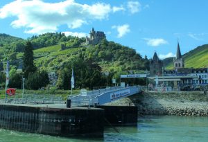 Ankomst Bacharach med KDs rutebåt på Rhinen.