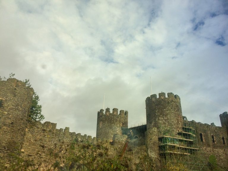 Slottsbesøk med tog - her er Conwy Castle sett fra toget./Visiting a castle by train - Conwy Castle seen from the train.