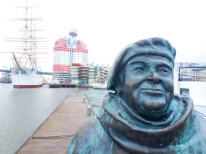 Evert Taube-statuen i havnen i Gøteborg.