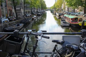 Sykkel og kanal - et typisk Amsterdam-bilde.
