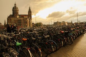 Parkeringsplassen ved Amsterdam C består av sykler.