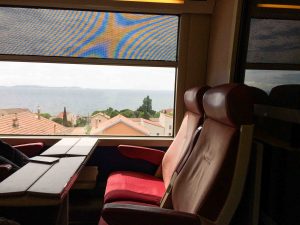 God plass og fin utsikt på toget fra Marseille til Miramas.