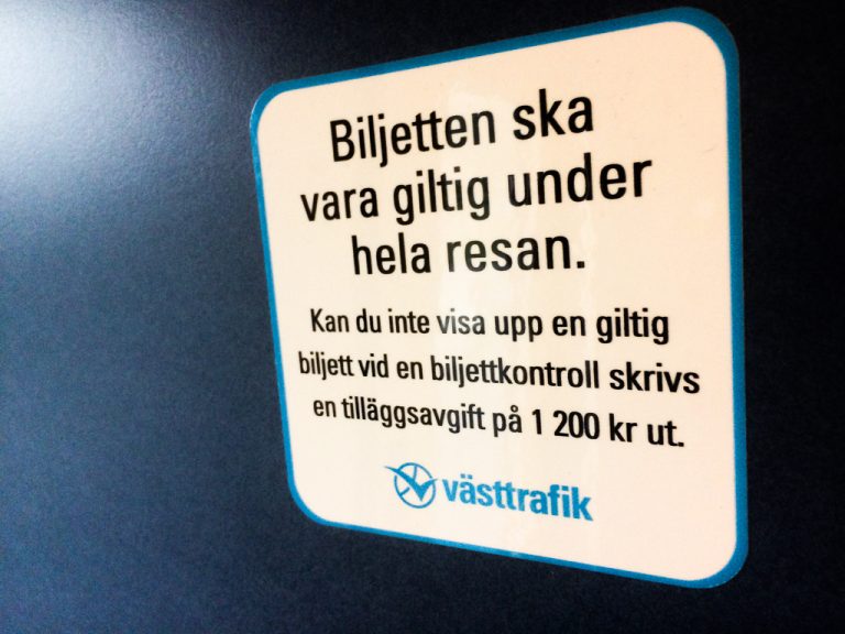 Skiltet forteller at du må ha gyldig billett før du går om bord på Bohusbanan.