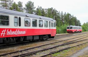 Sørgående og nordgående tog på Inlandsbanan møtes i Sorsele.