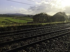 Vi nærmer oss Edinburgh på reise nordover med tog og ferje fra London til Belfast.