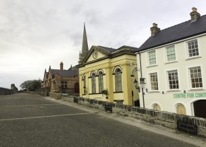 Bymuren i Londonderry/Derry i Nord-Irland er bred - og 2 kilometer lang.