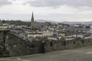Londonderry/Derry i Nord-Irland sett fra bymuren.