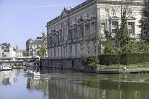 Typisk bybilde i Gent - folkeliv til vanns og til lands.