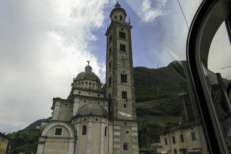 Santuario della Beata Tirano - allerede her har vi fullt utbytte av panoramavinduene på Bernina Express.