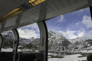 Panoramautsikt fra Bernina Express gjennom Alpene.