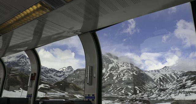 Panoramautsikt fra Bernina Express gjennom Alpene.