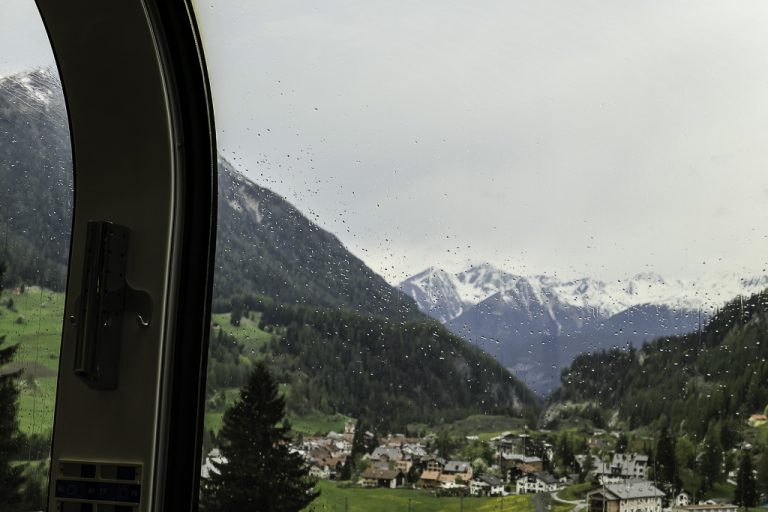 Litt regn på rutene og sveitsisk alpeidyll sett fra Bernina Express.