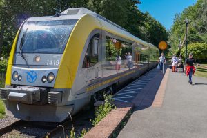 Togsettene på Kinnekullebanan, Sveriges vakreste togreise, er moderne nok, men de kjøres manuelt. Vil du på, markerer du med gult stoppskilt. Vil du av, må du trykke på stoppknappen. Her har vi gått av i Hällekis.