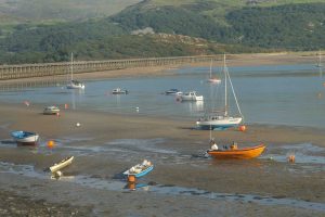 Utsikt fra togvindu i Wales: Havet hadde forlatt båtene..