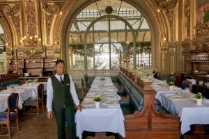 Bienvenue à la table! Restaurant Le Train Bleu, Gare de Lyon, Paris. Jeg tok lunsj her underveis på reisen med tog til Spania.