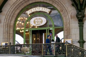 En trapp opp fra hallen der togene kommer og går: Restaurant le Train Bleu på Gare de Lyon, Paris.