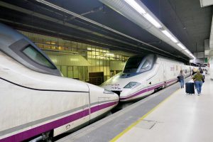 Både i Frankrike og Spania gikk reisen med raske supertog. Her er spanske Renfes AVE-tog klar for avgang fra Barcelona.