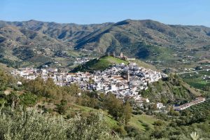 Reisens mål: Lille Álora, en liten hvit by i Andalucia, noen mil inn i landet fra Málaga.