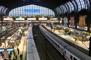 Endelig! Vi er på Hamburg Hauptbahnhof. Herfra er det bare å velge og vrake i togforbindelser videre i Europa.