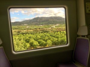 Selv reiser jeg gjerne med tog til Spania. Når jeg får denne utsikten utenfor togvinduet, er jeg snart fremme!
