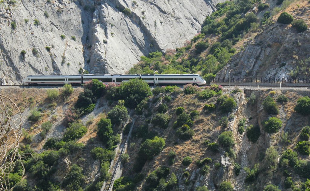 Min neste togferie går til Andalucia - et område jeg aldri blir lei av. Her: Toget gjennom Garganta el Chorro.