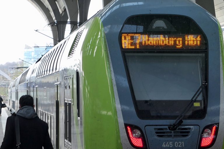 Den som har det travelt, kan hoppe rett på første tog til Hamburg.