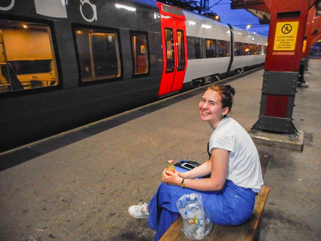 Togentusiast Sigrid (16) har ni timars busstur bak seg før reisa held fram med tog til Lisboa