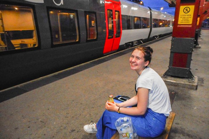 Togentusiast Sigrid (16) har ni timars busstur bak seg før reisa held fram med tog til Lisboa