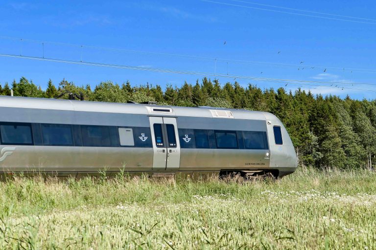 Tips for den som vil ta årets sommerferie på sparket: SJs snabbtåg som hver dag i sommersesongen går mellom Strömstad og Stockholm.