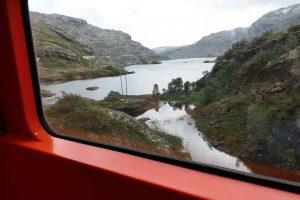 Utsikt fra et togvindu underveis på en reise med Bergensbanen.