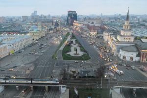 Utsikt fra hotellrommet vårt på denne reisen med tog til Moskva: Komsomolskaya-plassen, «also known as The Square of Three Train Stations”.