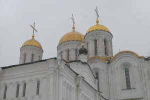 The Cathedral of the Assumtion: Hvit sten og gyldne kupler. Det var slik de bygde sine katedraler i Vladimir på 1100-tallet.