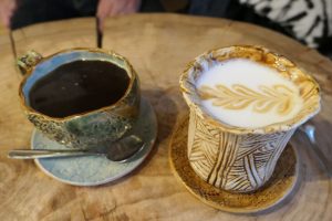 Dette er et hyggelig minne fra en dagstur med tog fra Moskva: Vi fikk kaffe servert i store keramikk-kopper på Lighthouse Coffee Shop, Georgiyevskaya 3, i Vladimir.