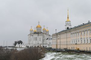 Høyt og fritt, over et landskap som ellers virker uendelig og flatt: The Cathederal of Assumtion i Vladimir.